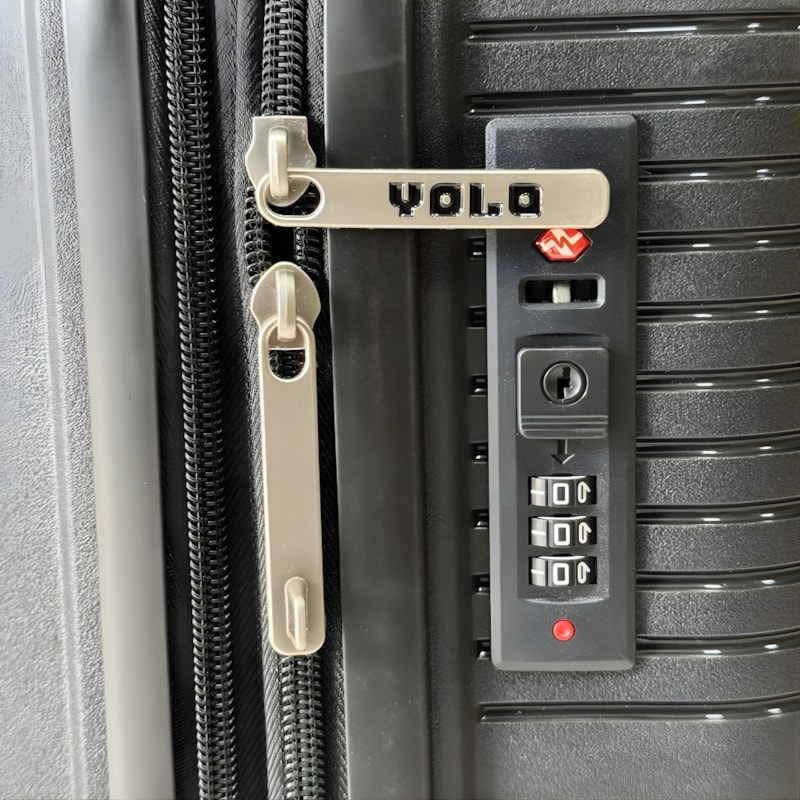 Mala Yolo Tamanho 20 Black-67af2bb0-5947-4379-ada0-7301b48cae03